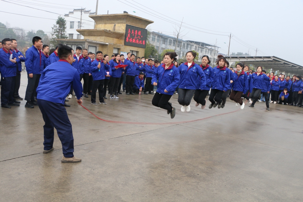 齊心協(xié)力“跳” “繩”彩亦飛揚